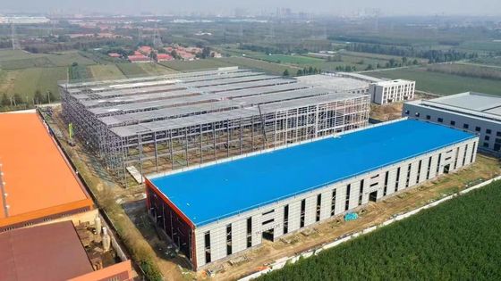 Lavoratori di magazzini per strutture in acciaio prefabbricate su misura in Cina