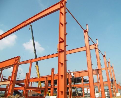 Laboratorio di strutture industriali in acciaio con supporto per ginocchio in acciaio ad angolo e finitura di vele in PVDF