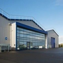 Laboratorio di strutture industriali in acciaio con supporto per ginocchio in acciaio ad angolo e finitura di vele in PVDF