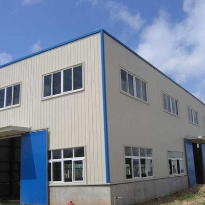 Lavoratori di magazzini per strutture in acciaio prefabbricate su misura in Cina