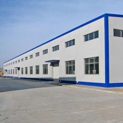 Capannone industriale con struttura in acciaio di alta qualità, resistente al vento