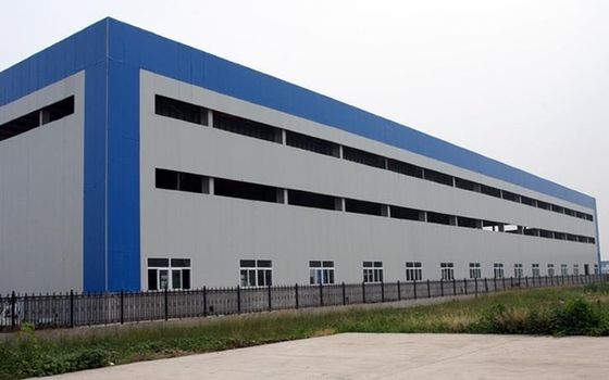 Lavoratori di magazzini per strutture in acciaio prefabbricate su misura in Cina