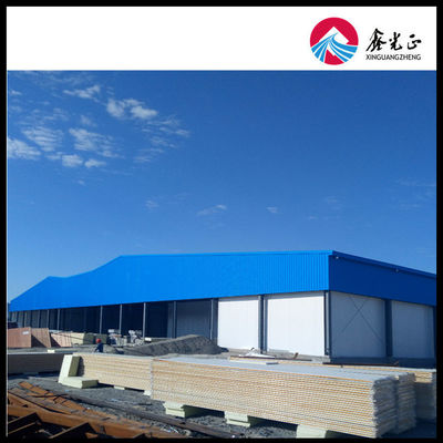 Colonne laminate a caldo / a freddo Prefabbricato Edificio magazzino pannello sandwich rivestimento in lamiera di acciaio per costruzioni durevoli