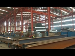 aspetto interno dell'officina di acciaio